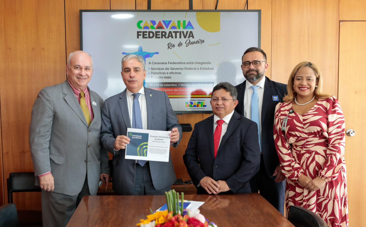 Foto do Presidente da Potássio do Brasil, Adriano Espeschit, ao lado dos secretários, André Luiz Ceciliano e Ronney Peixoto, e do Deputado Estadual, Sinésio Campos, em Brasília.