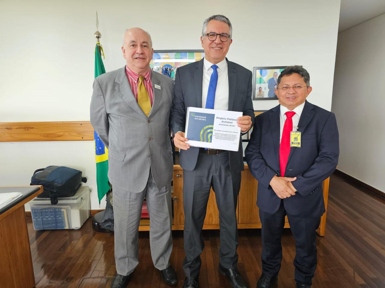 Presidente da Potássio do Brasil, Adriano Espeschit, ao lado do Ministro das Relações Institucionais, Alexandre Padilha e do Deputado Estadual, Sinésio Campos, em Brasília.